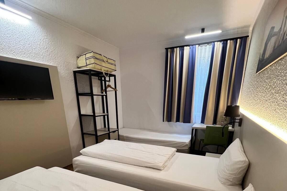 Triple Room | In-room safe, desk, free cots/infant beds, free WiFi