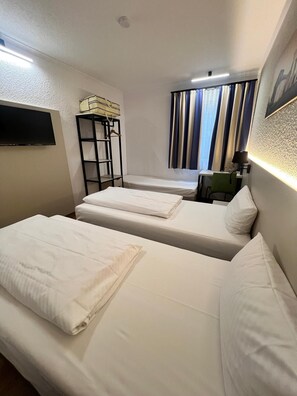 Triple Room | In-room safe, desk, cribs (free), WiFi (free) - Plaza Inn Ludwigsfelde Berlin Süd (Ludwigsfelde)