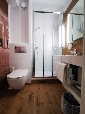 Bathroom shower - Plaza Inn Ludwigsfelde Berlin Süd (Ludwigsfelde)