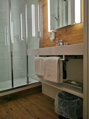 Shower, hair dryer, towels - Plaza Inn Ludwigsfelde Berlin Süd (Ludwigsfelde)