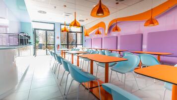 Sarapan prasmanan setiap hari (EUR 15.90 per orang)