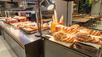 Petit déjeuner buffet servi tous les jours en supplément