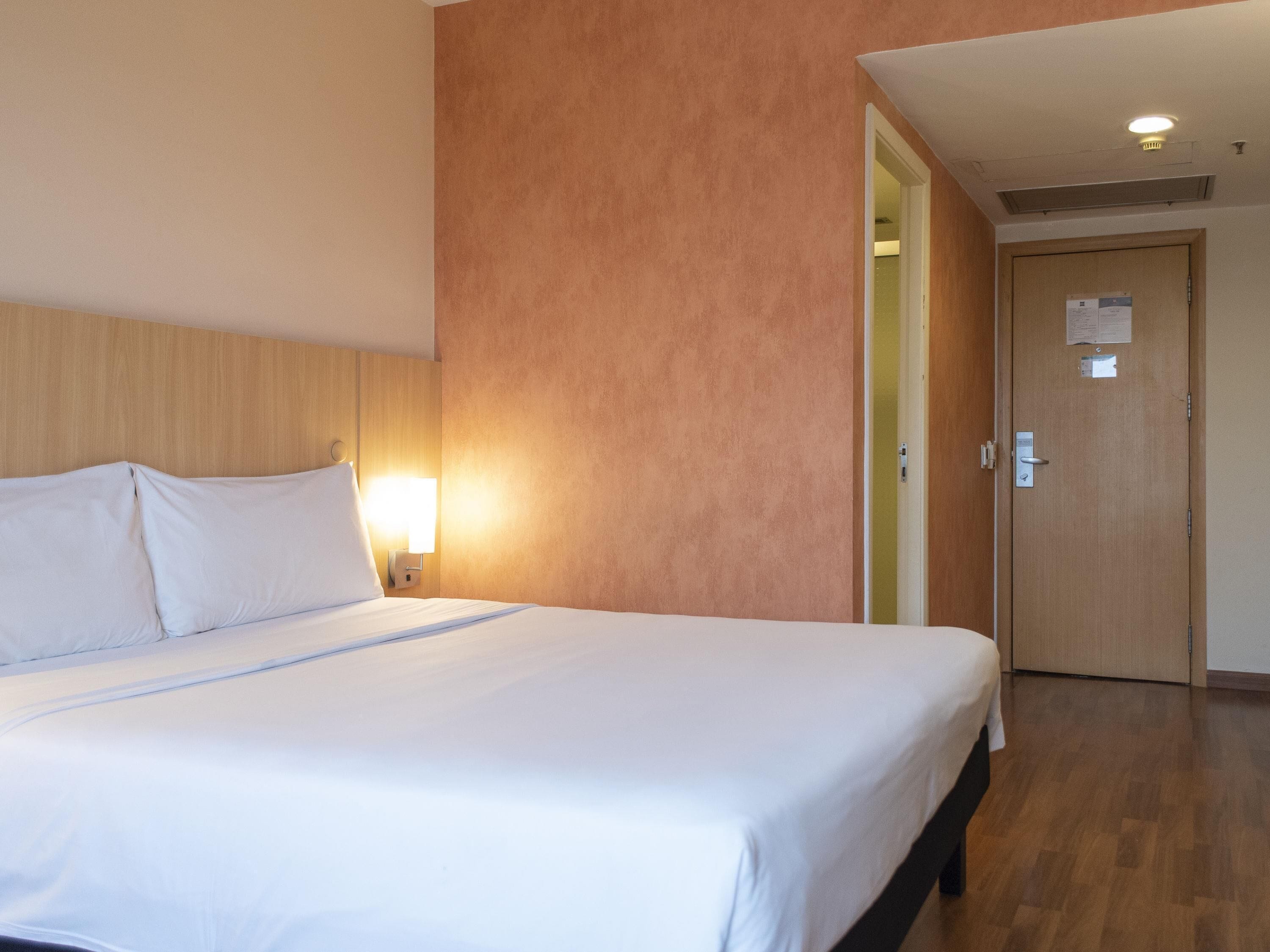 Värdeförvaringsskåp på rummet, unika möbler och skrivbord