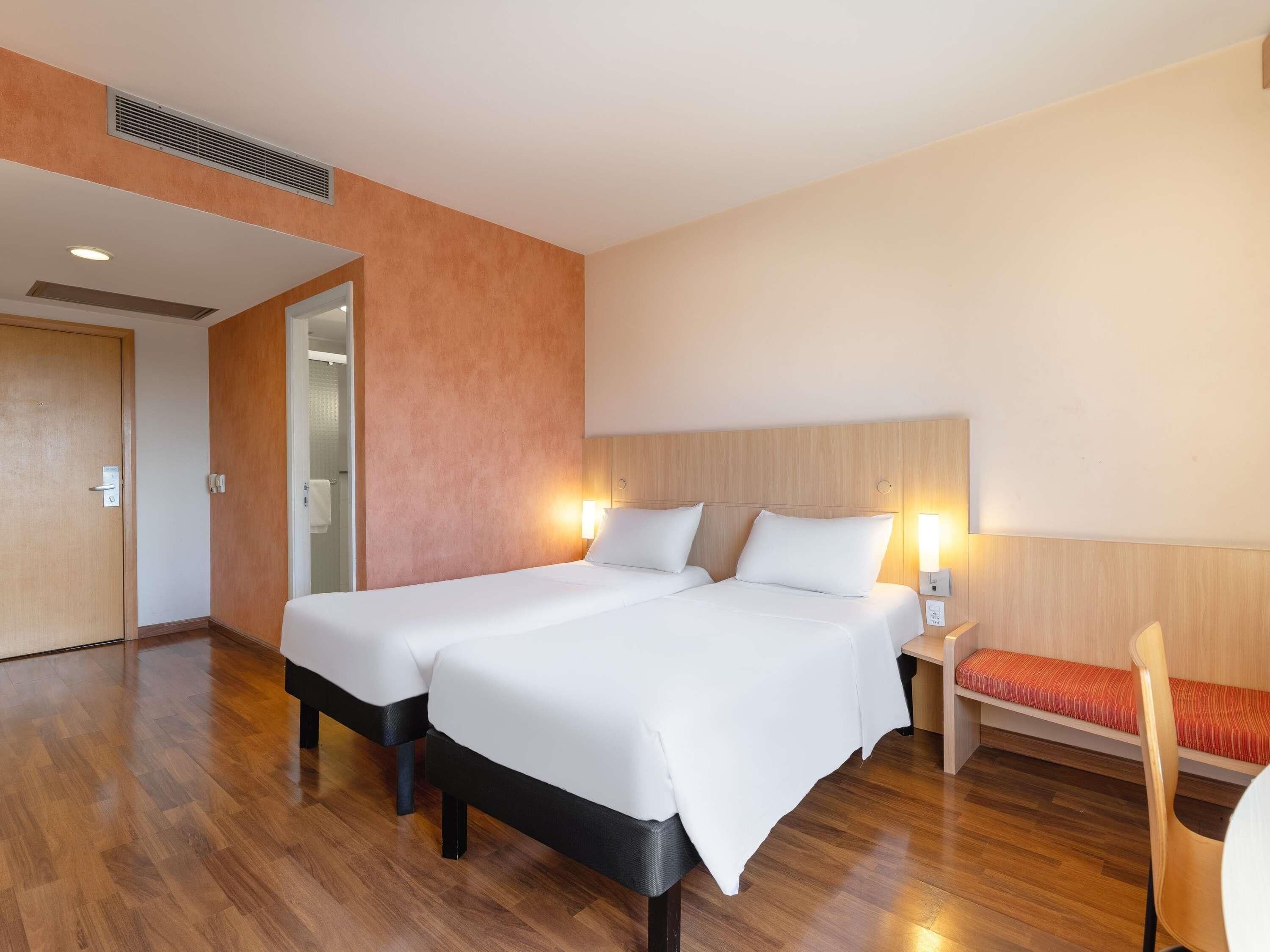 Standaard appartement, 2 eenpersoonsbedden | Een kluis op de kamer, een bureau, verduisterende gordijnen, gratis wifi