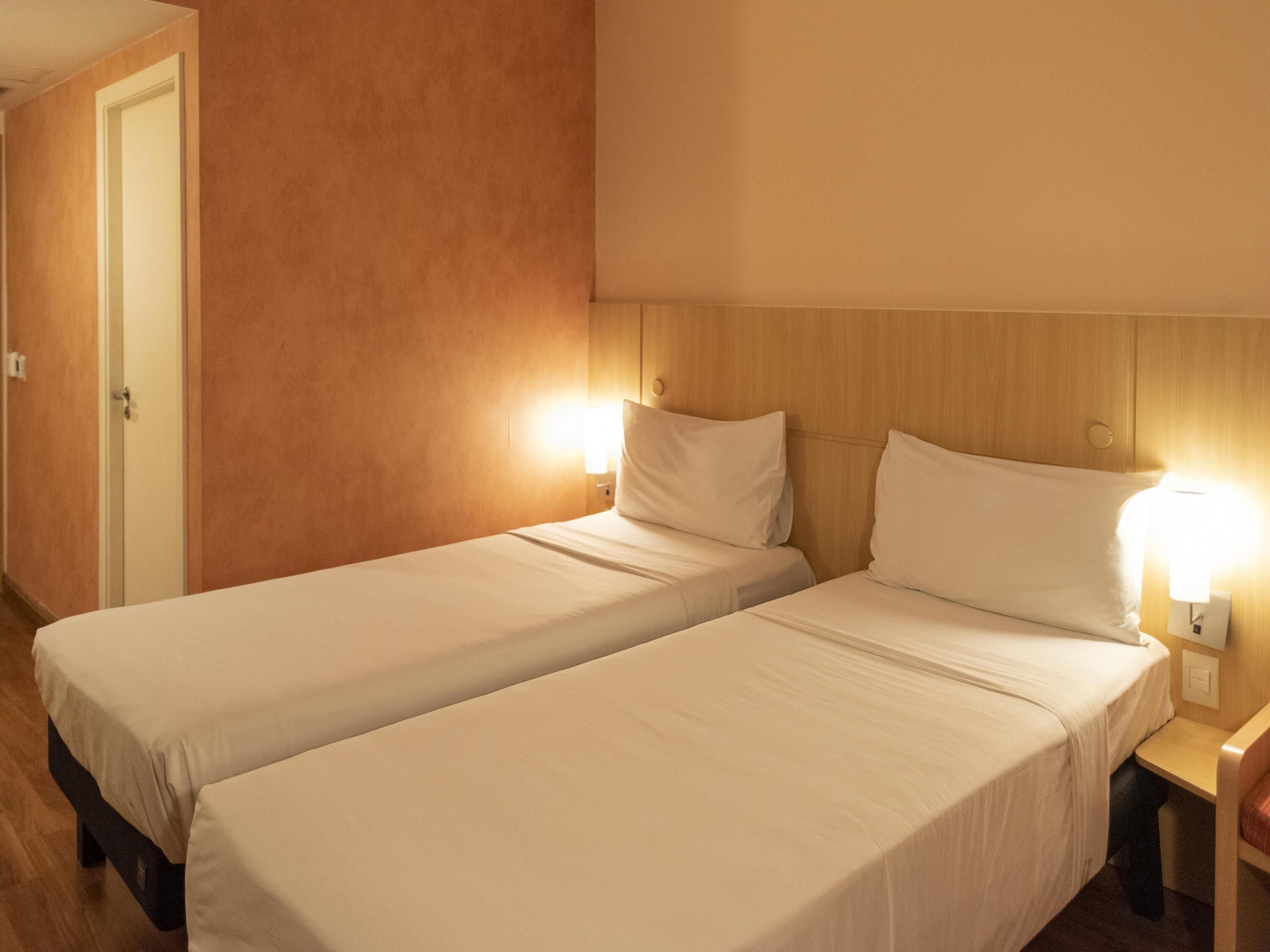 Lägenhet Standard - 2 enkelsängar | Värdeförvaringsskåp på rummet, unika möbler och skrivbord