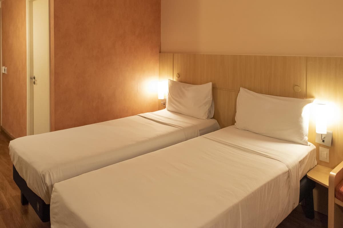 Departamento estándar, 2 camas individuales | Caja de seguridad en la habitación, muebles diferentes y escritorio