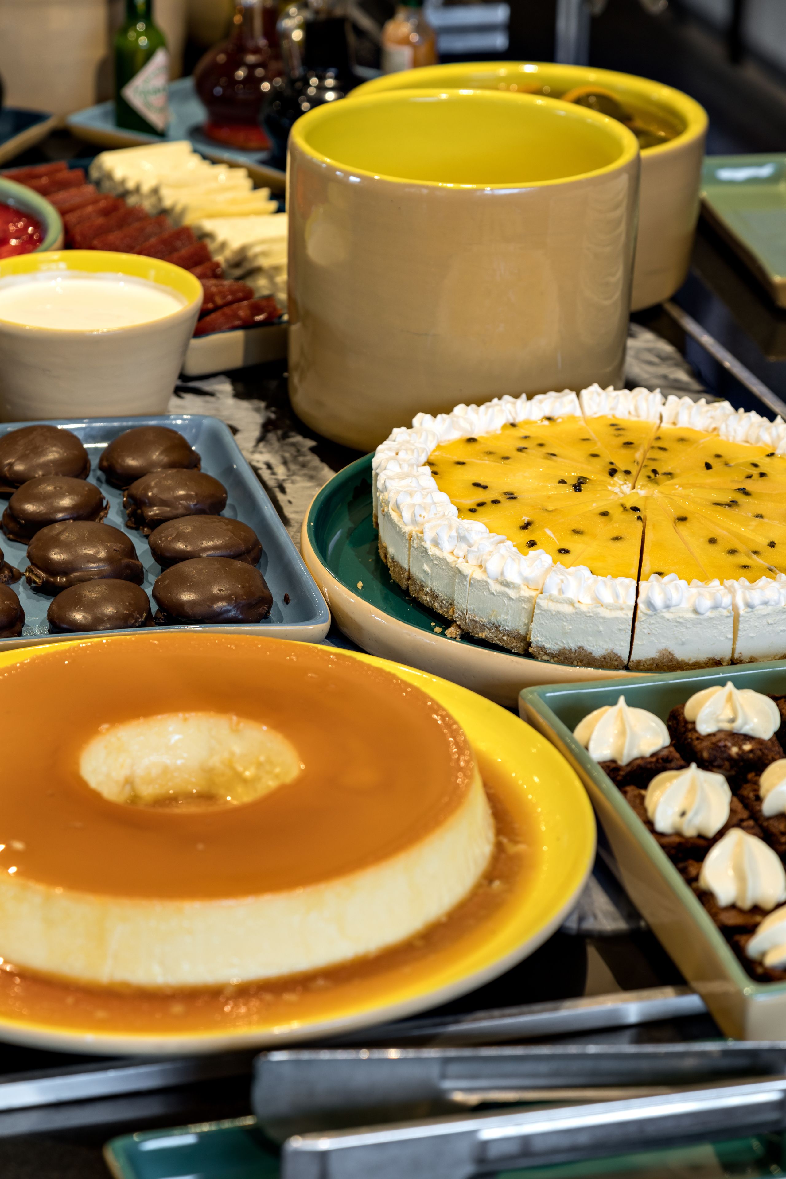 Variedad de postres, como flan, pastel de queso y dulces bañados en chocolate.