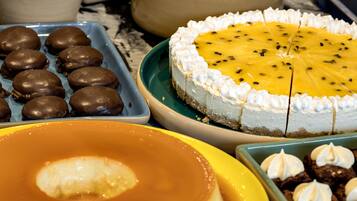 Variedad de postres, como flan, pastel de queso y dulces bañados en chocolate.