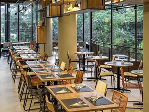 Serveert lunch en diner, internationale gerechten