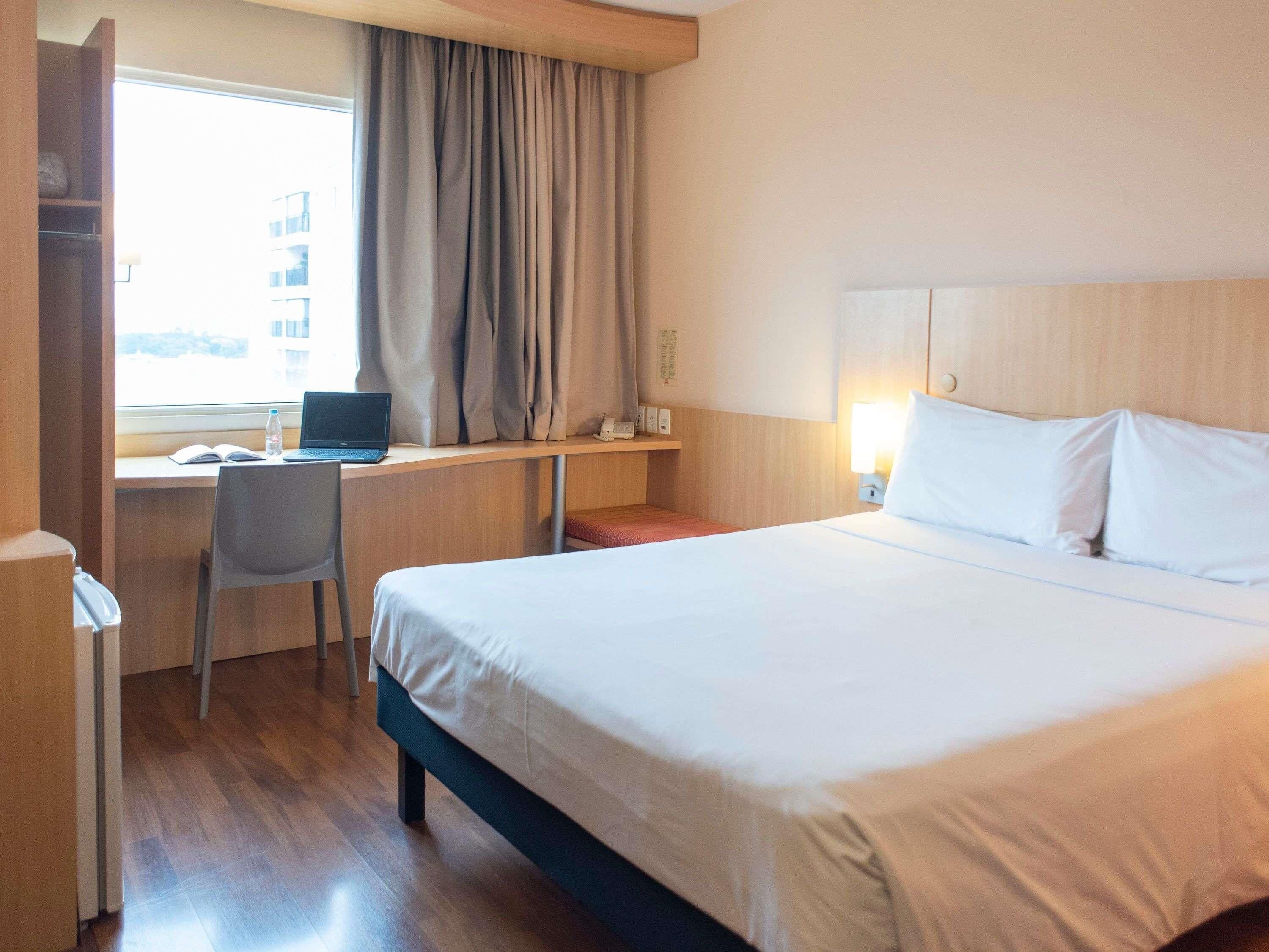 สแตนดาร์ดอพาร์ทเมนท์, เตียงใหญ่ 1 เตียง (and 1 Children's Bed) | ตู้นิรภัยในห้องพัก, ตกแต่งพิเศษโดยเฉพาะ, โต๊ะทำงาน, ผ้าม่านกันแสง