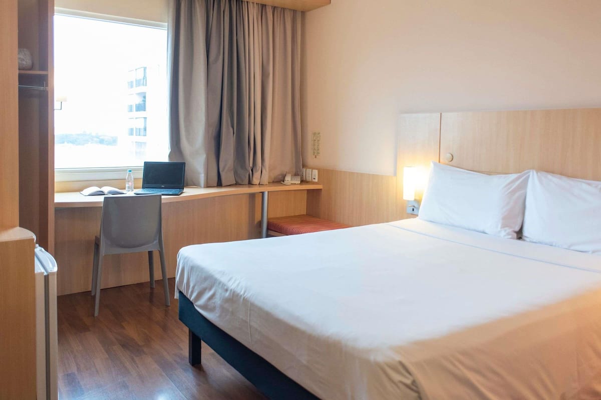 Apartamento standard, 1 cama de casal (and 1 Children's Bed) | Cofres nos quartos, individualmente mobiliados, escrivaninha