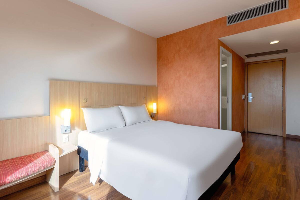 Standard Apartment, 1 Double Bed | In-room safe, desk, blackout curtains, free WiFi