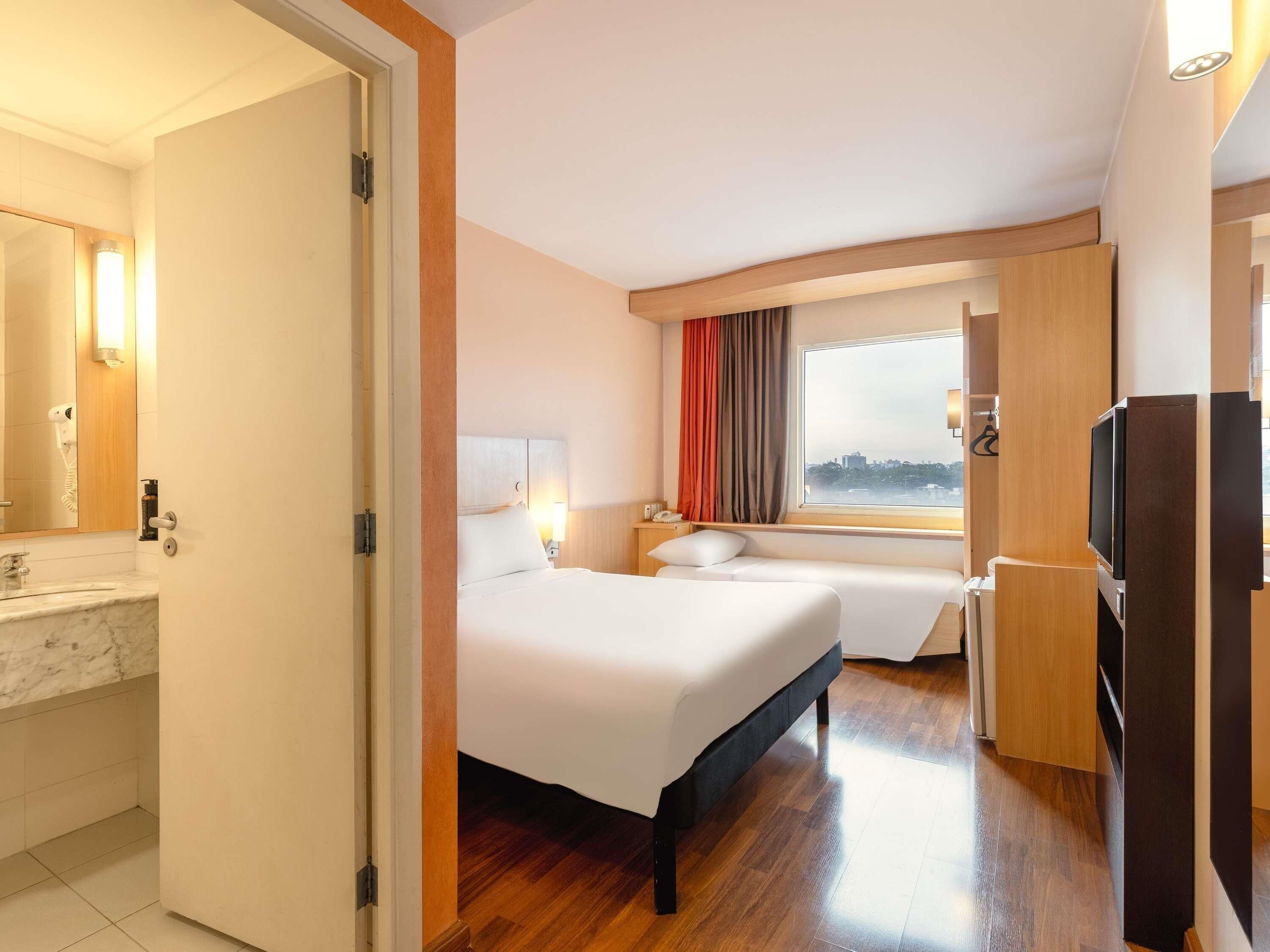 Standaard appartement, 1 tweepersoonsbed (and 1 Children's Bed) | Een kluis op de kamer, een bureau, verduisterende gordijnen, gratis wifi