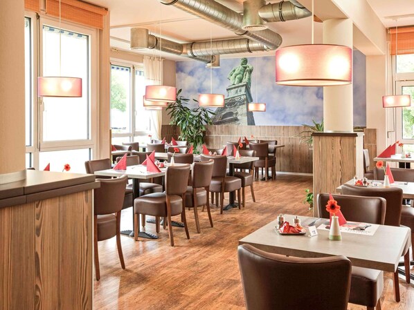 Serviço de jantar, culinária alemã, restaurante ao ar livre 