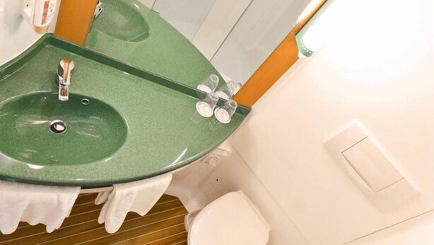 Douche, articles de toilette écologiques, sèche-cheveux