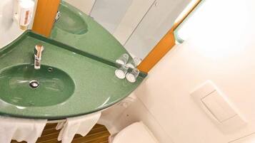 Dusche, umweltfreundliche Kosmetikartikel, Haartrockner, Handtücher