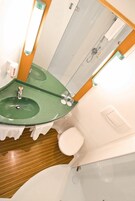 Dusche, umweltfreundliche Kosmetikartikel, Haartrockner, Handtücher