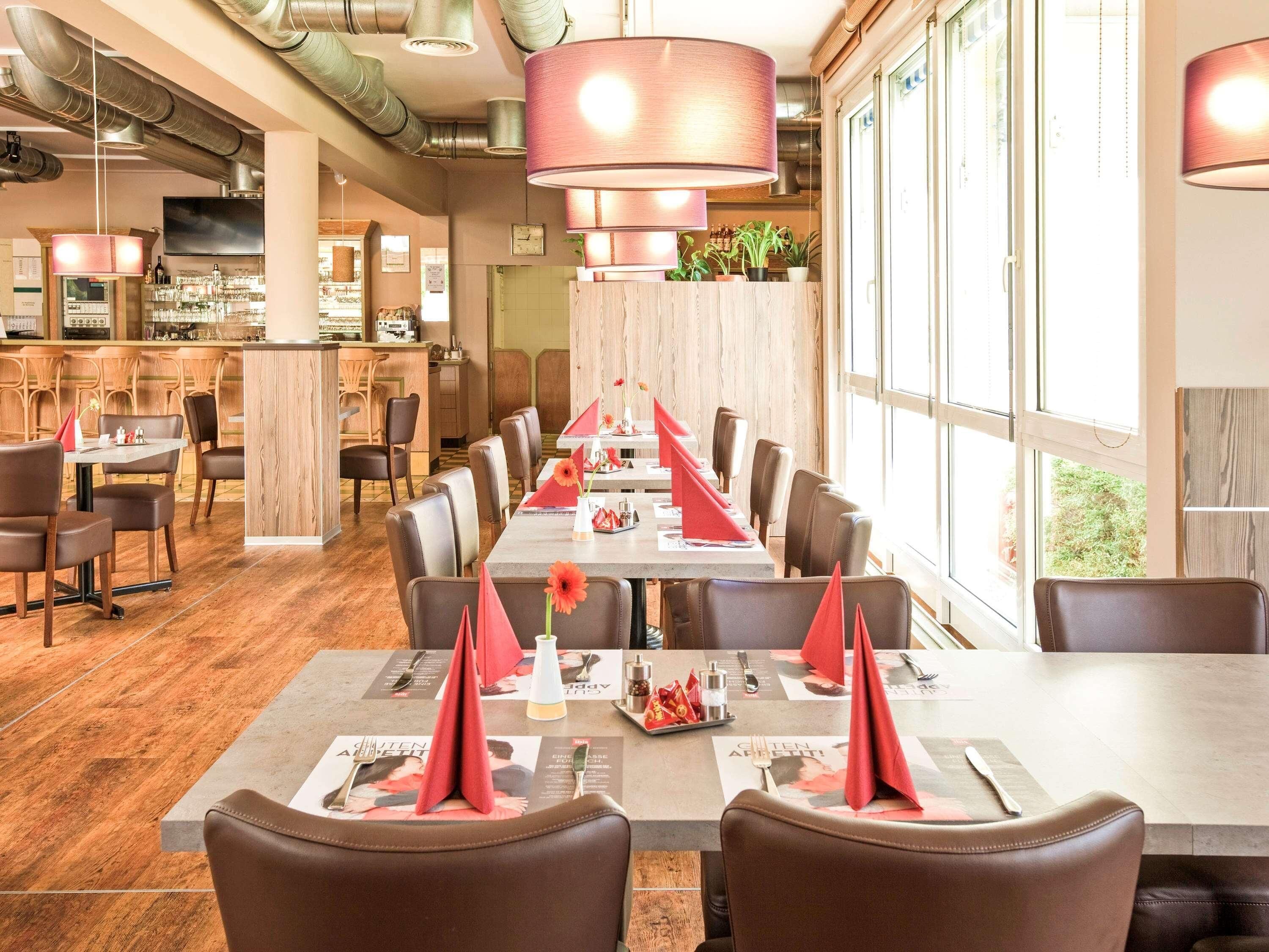 供应晚餐，德国菜，室外就餐