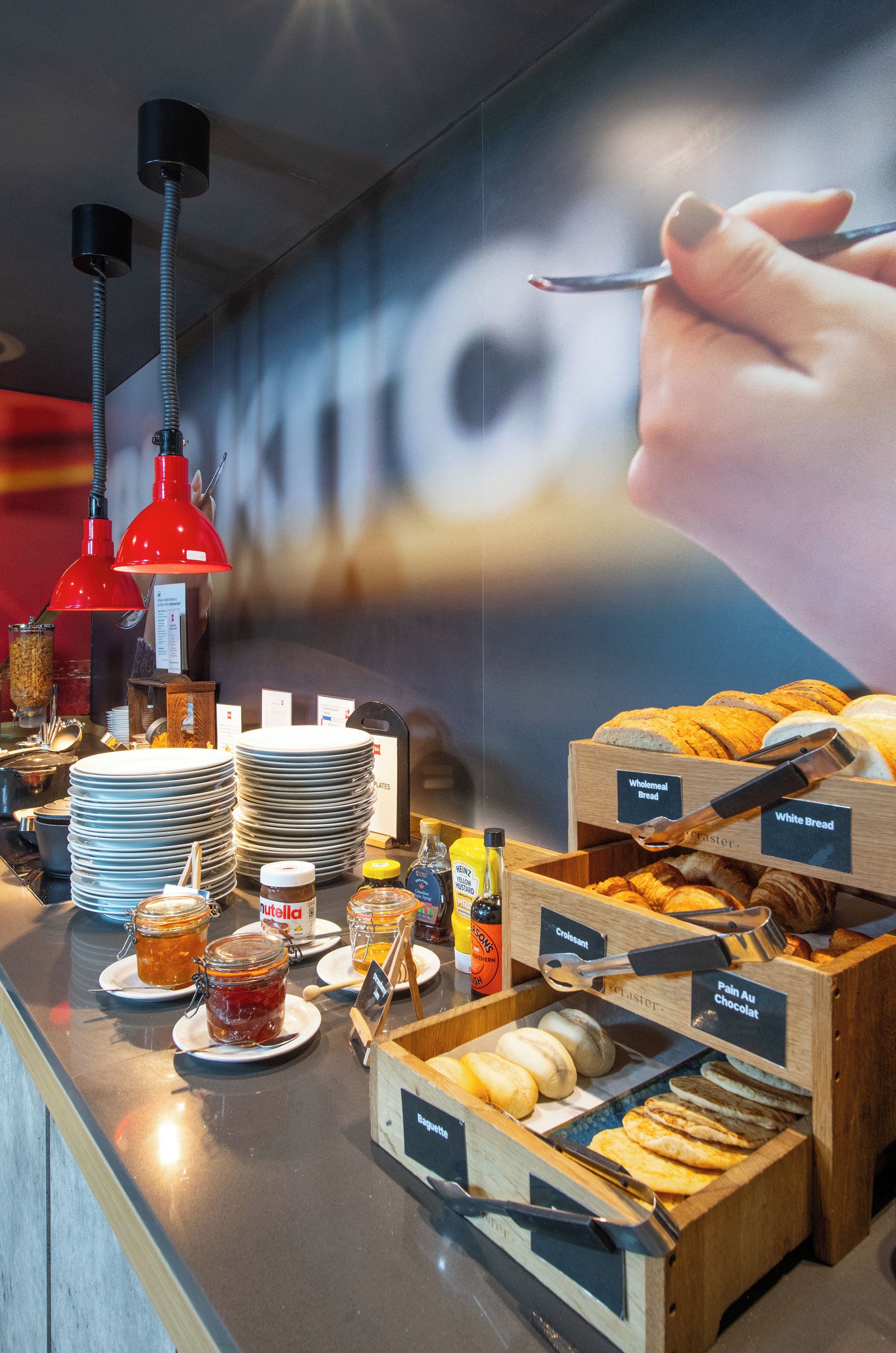 Buffet de l'esmorzar amb diverses plats i condiments.