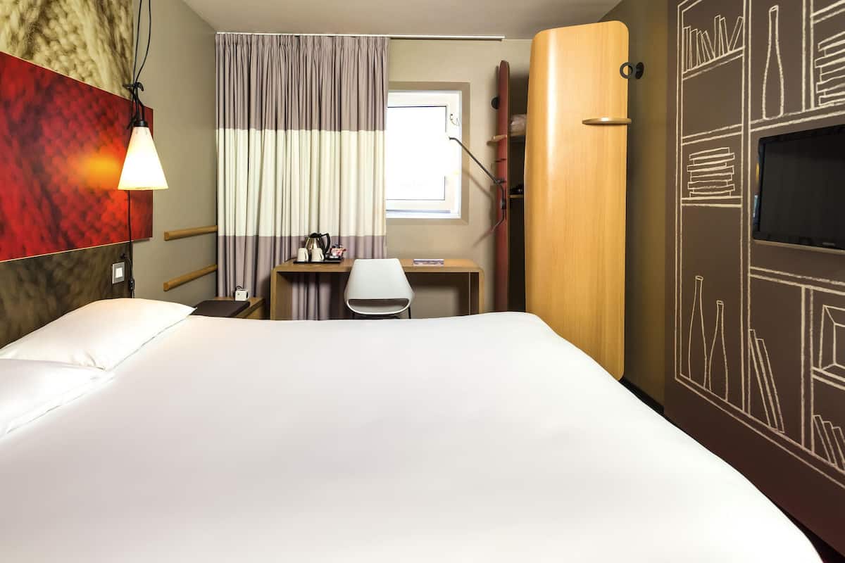 double room, 1 double bed | in-room safe, desk, free wifi, bed sheets