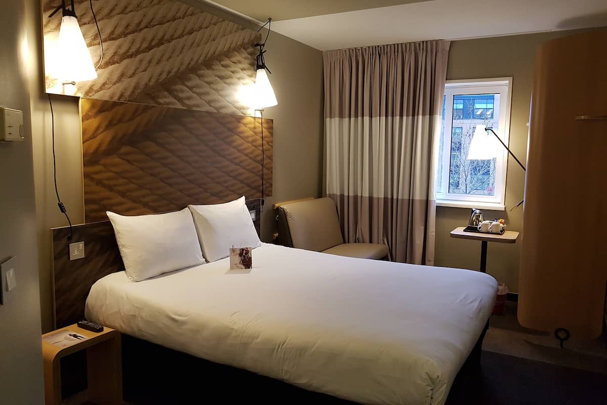 double room, 1 double bed | in-room safe, desk, free wifi, bed sheets