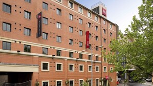 A multi-story hotel with a brick facade, multiple windows, and a visible entrance. - ibis Sheffield City (Sheffield)