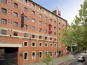 A multi-story hotel with a brick facade, multiple windows, and a visible entrance. - ibis Sheffield City (Sheffield)