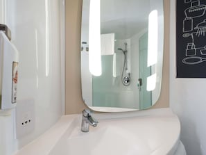 Een kluis op de kamer, een bureau, gratis wifi, beddengoed