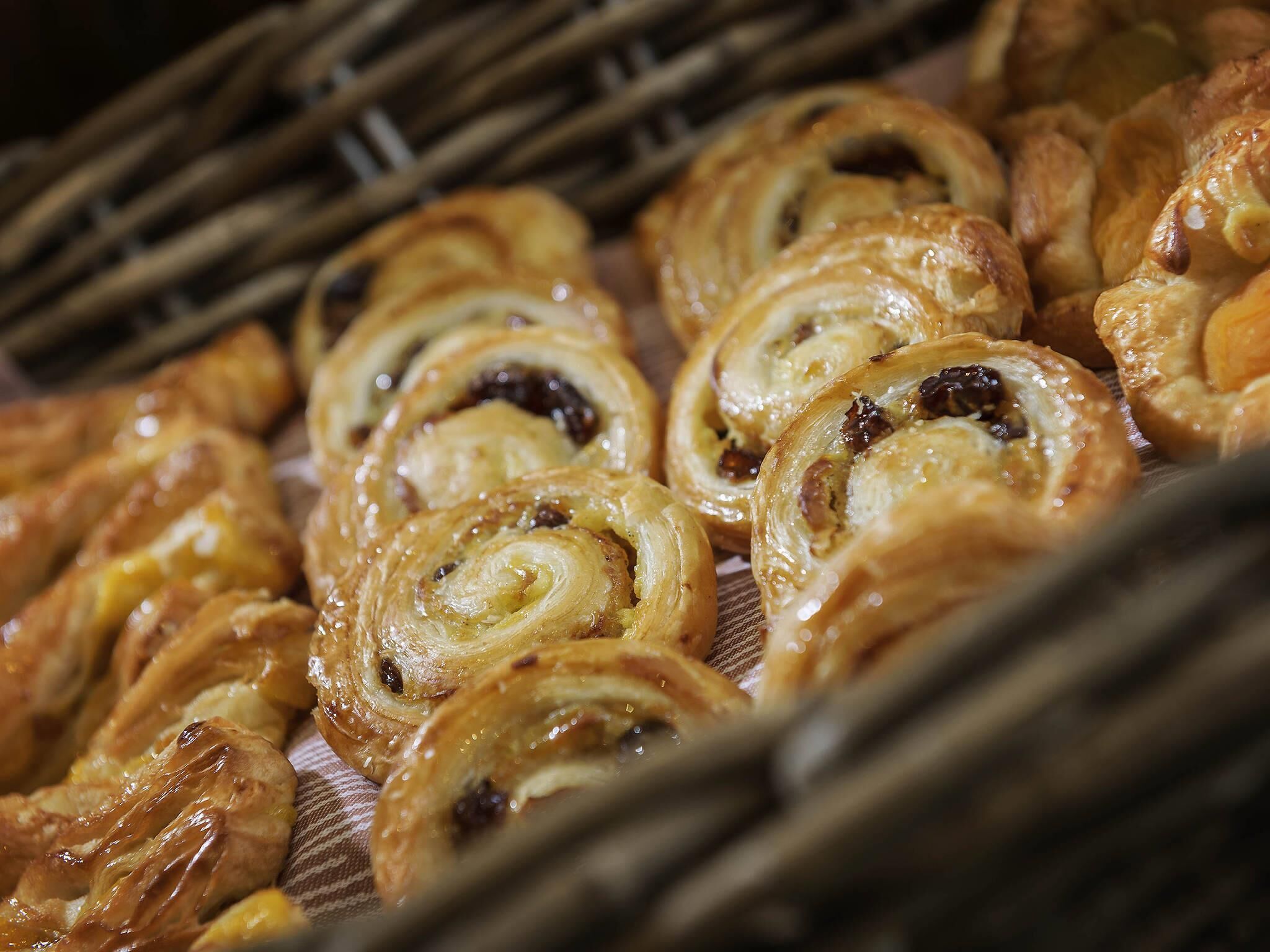 daily english breakfast (gbp 11.50 per person)