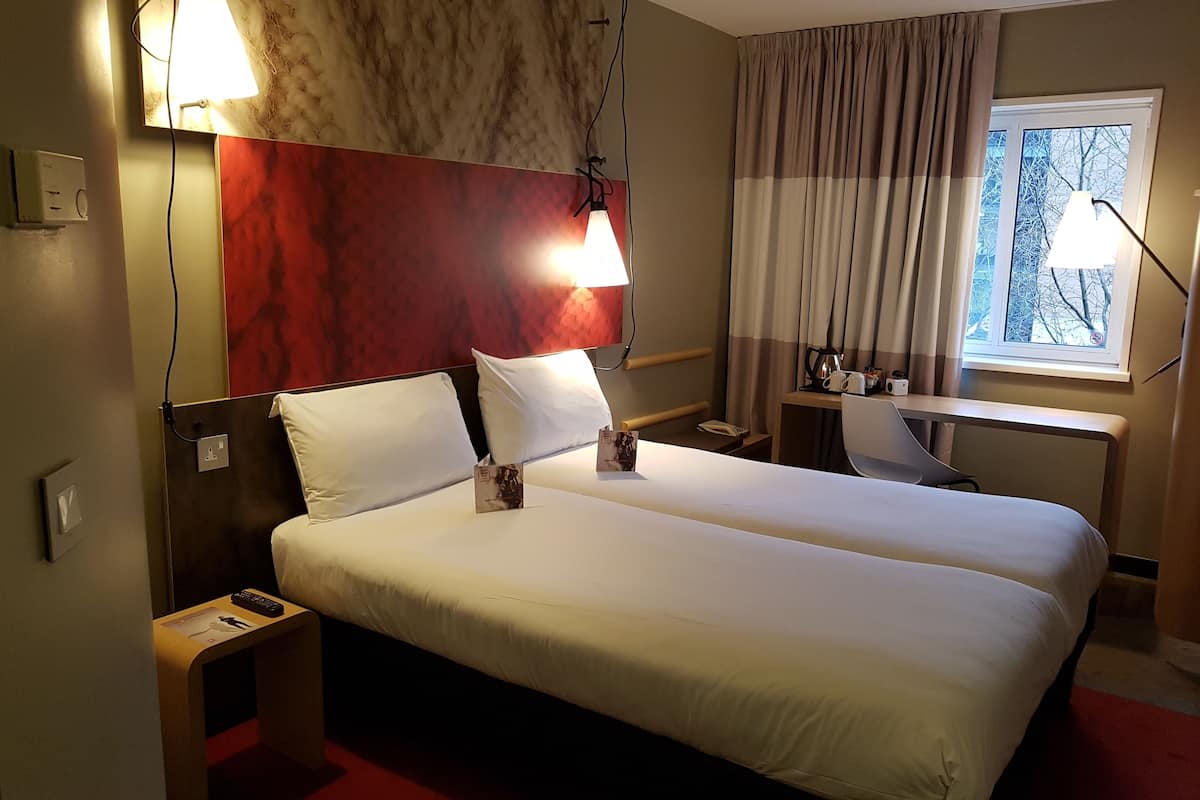 twin room, 2 single beds | in-room safe, desk, free wifi, bed sheets