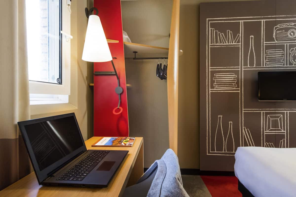 Chambre Double, 1 lit double | Coffres-forts dans les chambres, bureau, Wi-Fi gratuit, draps fournis