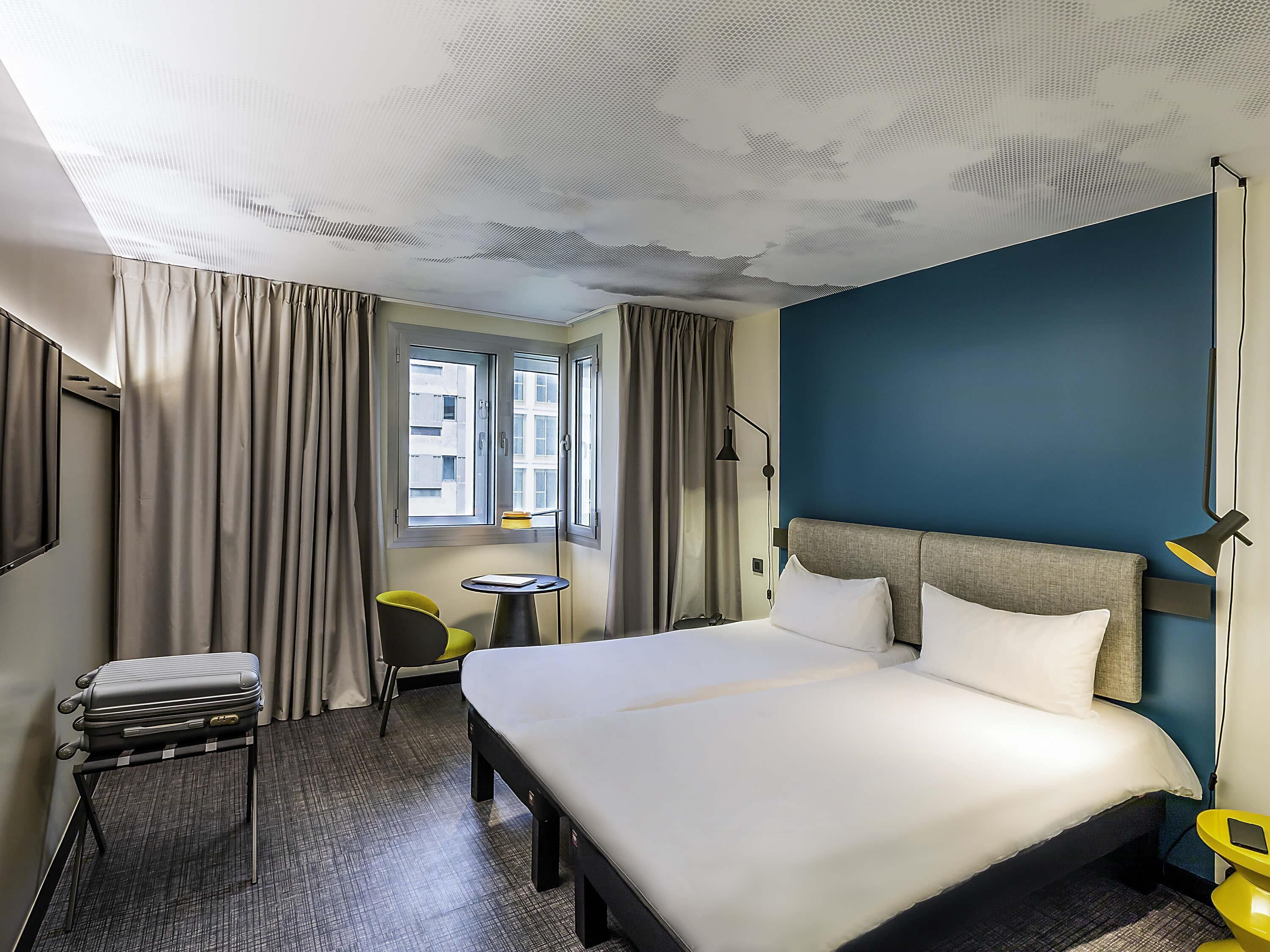 Kahden hengen standard-huone (kaksi sänkyä) (Renovated, 2 Twins beds sweet bed) | Työpöytä, kannettavalle tietokoneelle sopiva työtila, pimennysverhot