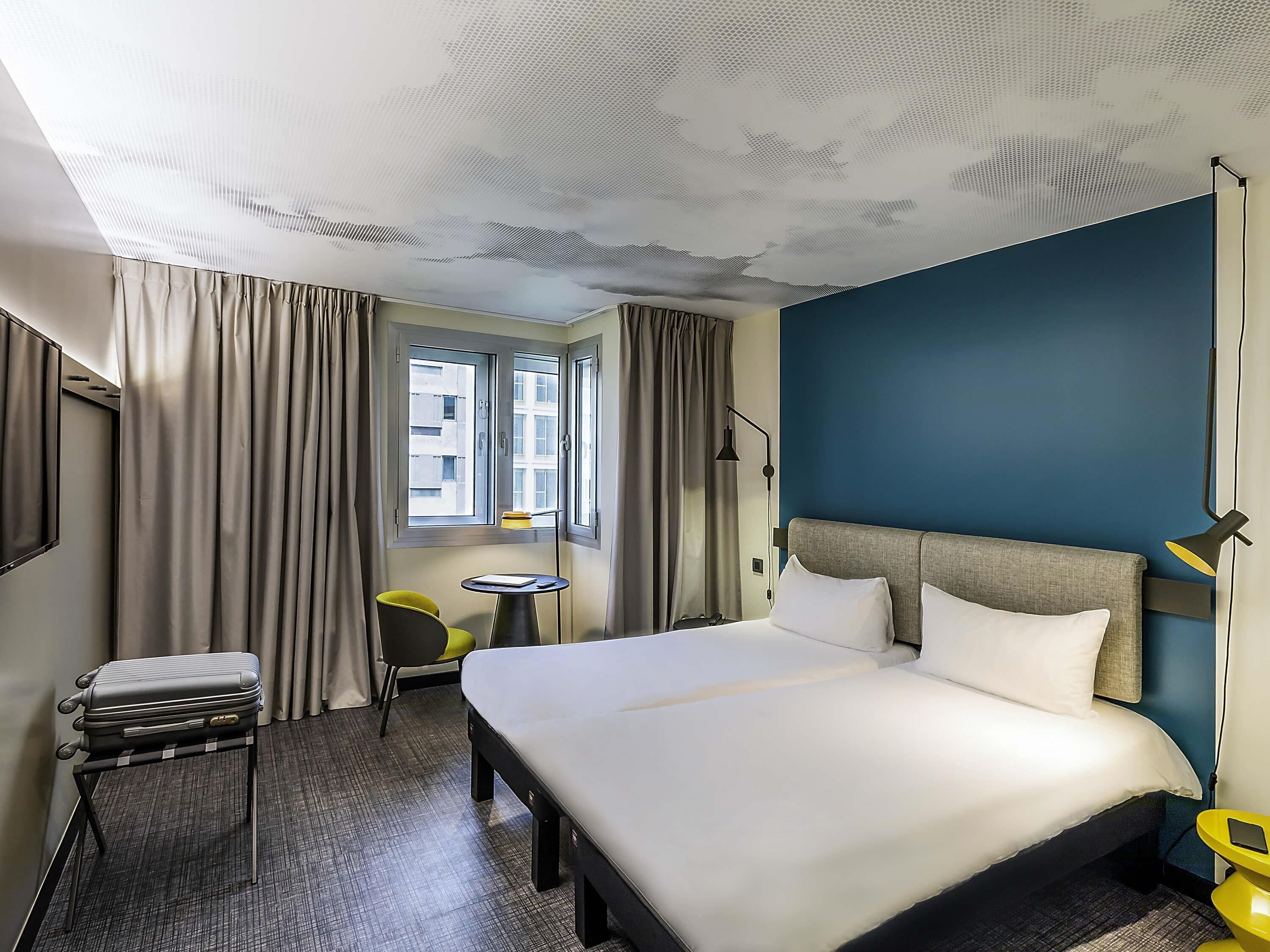 Standaard Twin kamer (Renovated, 2 Twins beds sweet bed) | Een bureau, een laptopwerkplek, verduisterende gordijnen