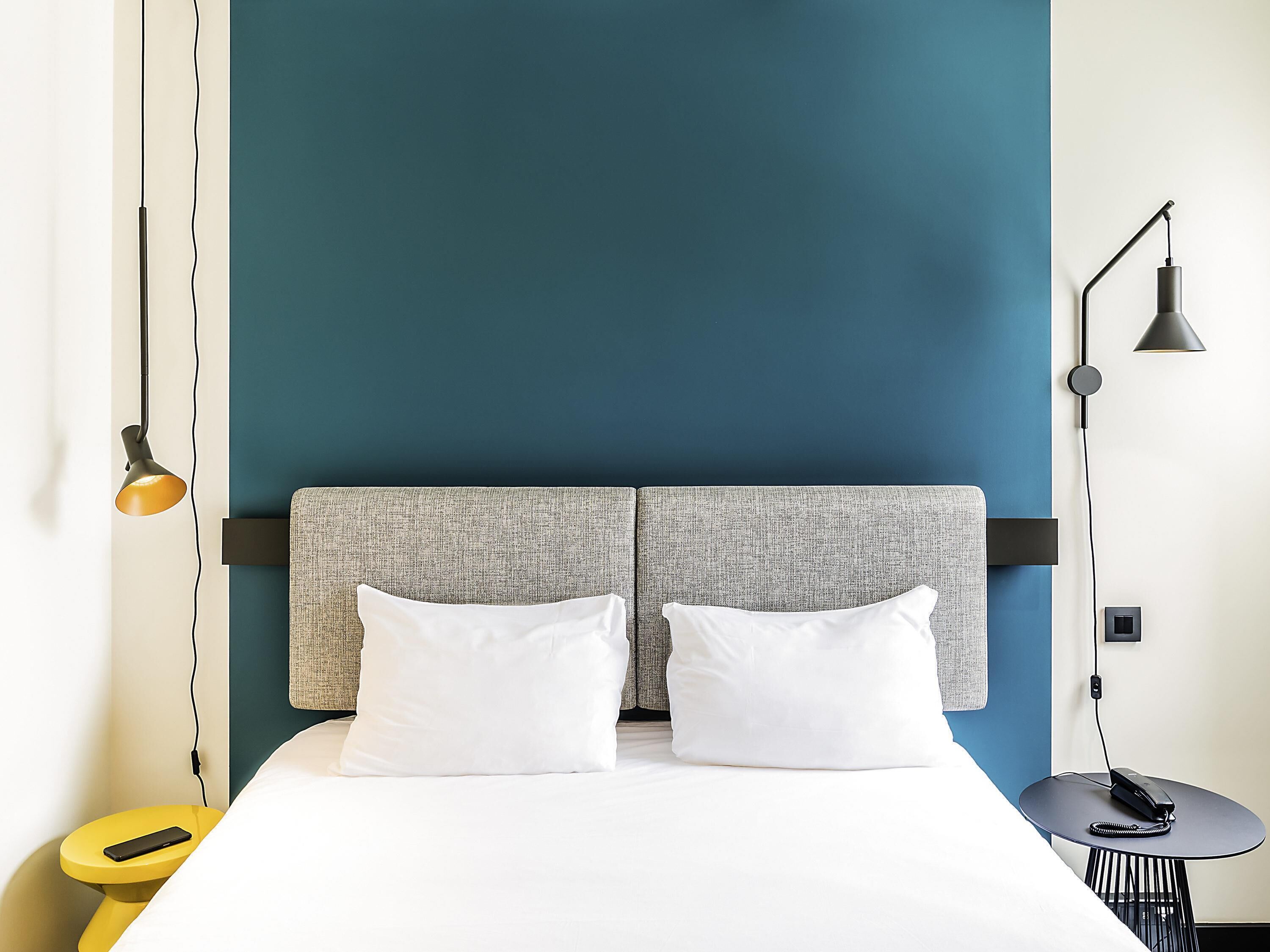 Escritorio, espacio para trabajar con laptop y cortinas blackout 