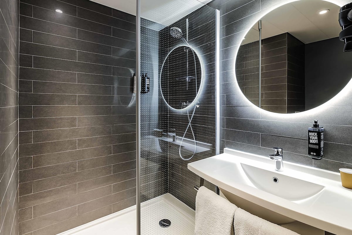 1 bedroom, desk, laptop workspace, blackout drapes