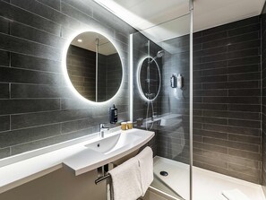 Rainfall showerhead, eco-friendly toiletries, hair dryer, towels - ibis Lisboa Centro Saldanha (Lisbon)