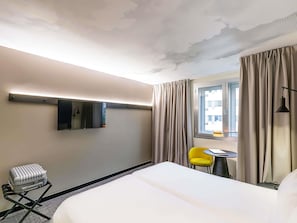 Standaard Twin kamer (Renovated, 2 Twins beds sweet bed) | Een bureau, een laptopwerkplek, verduisterende gordijnen
