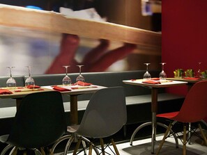 Déjeuner et dîner servis sur place
