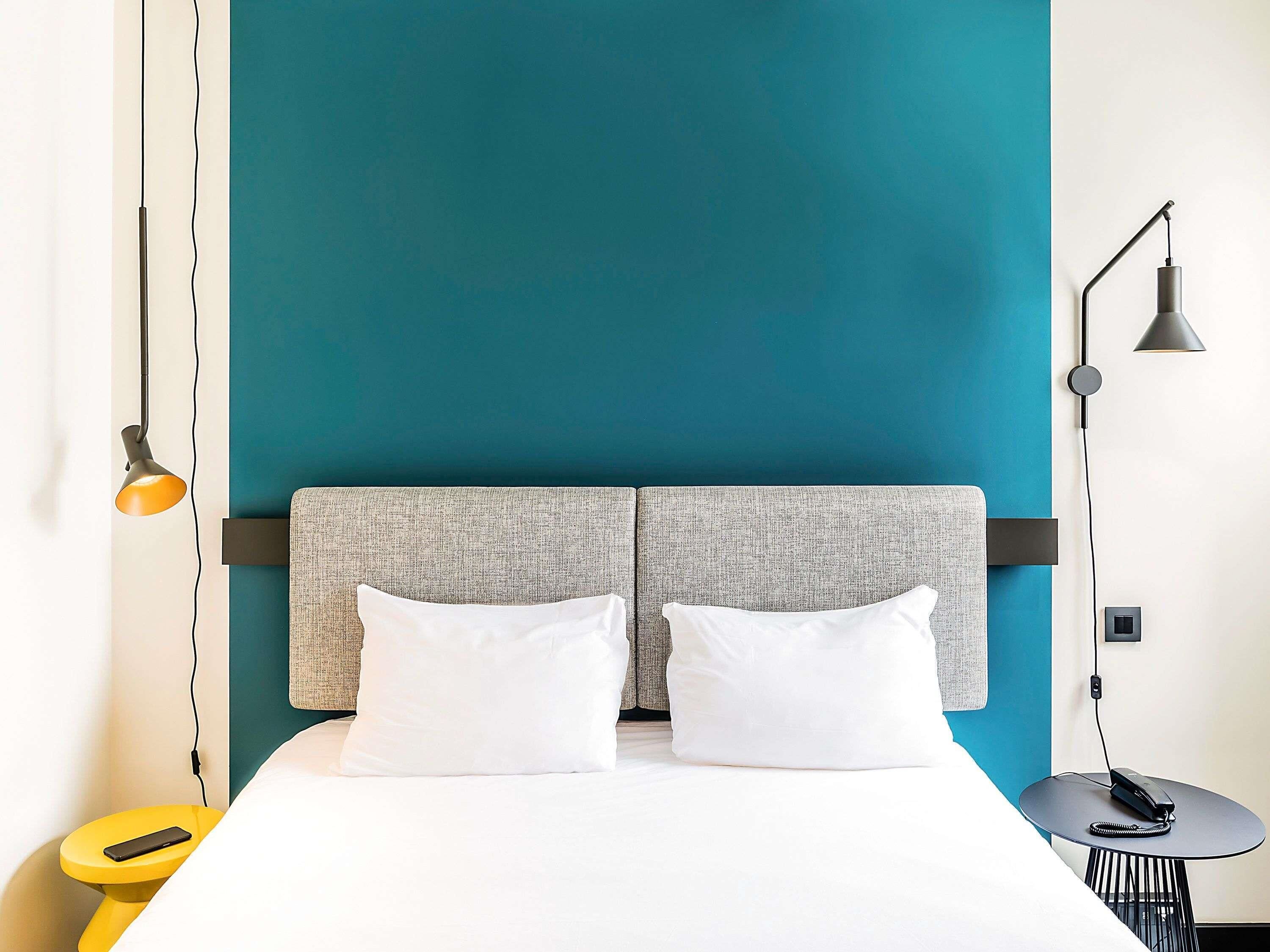 Escritorio, espacio para trabajar con laptop y cortinas blackout 