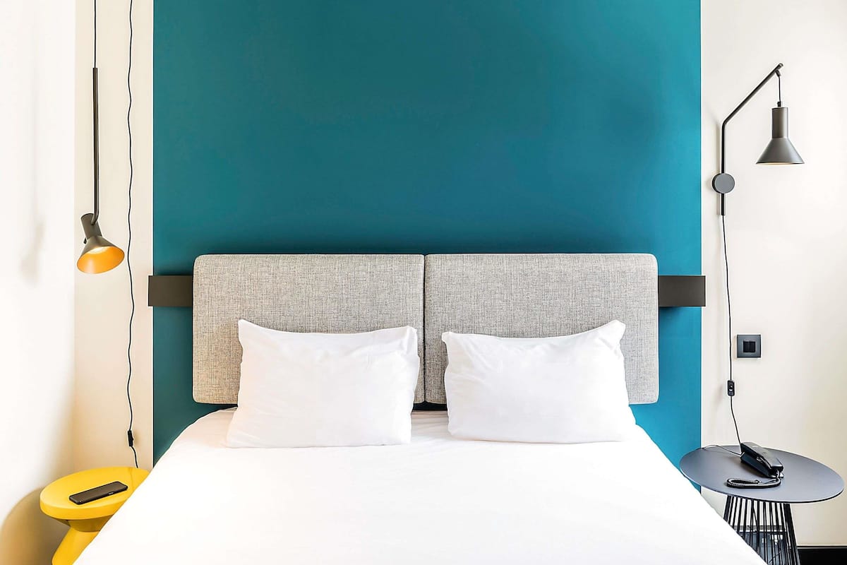 Escritorio, espacio para trabajar con laptop y cortinas blackout