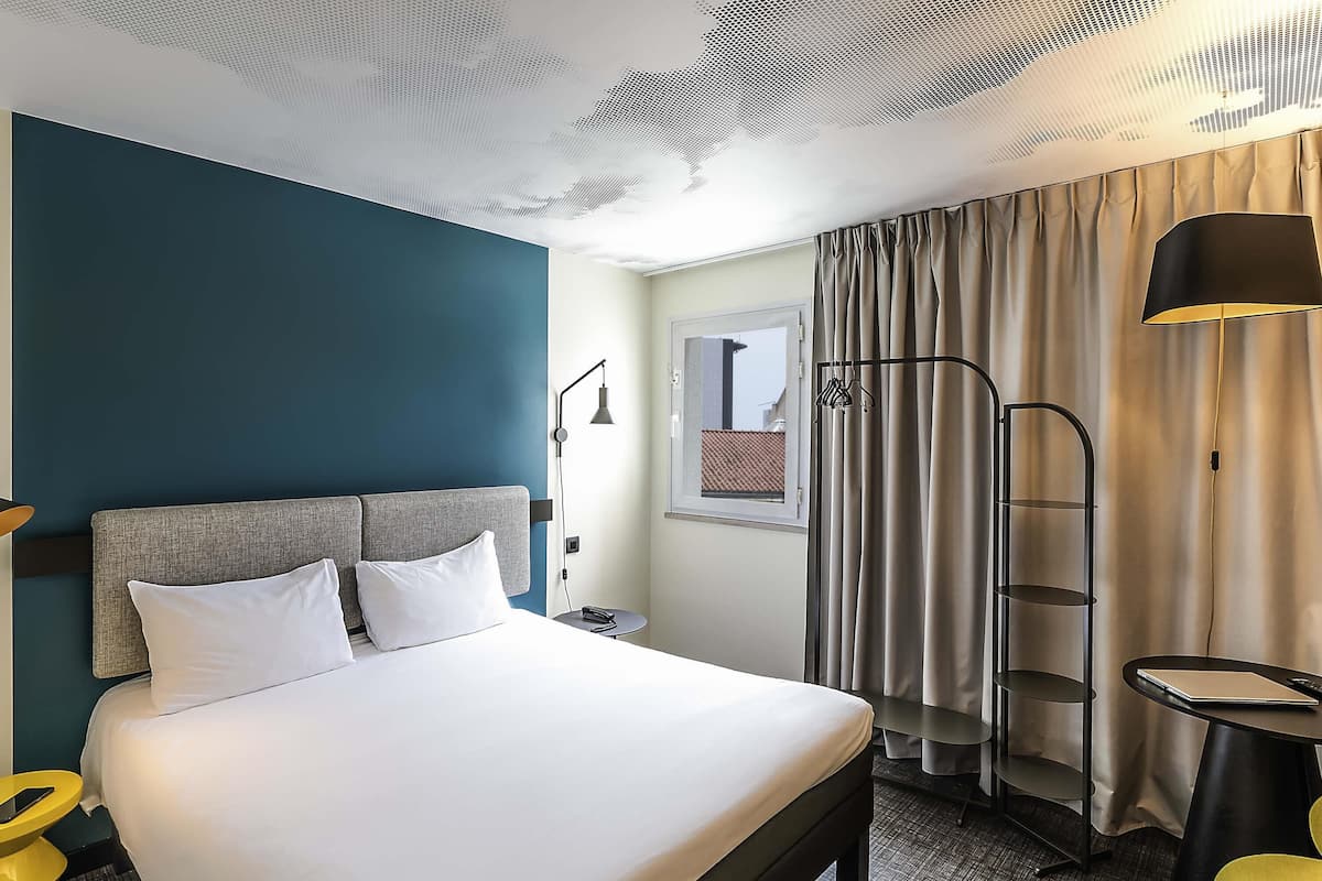 Escritorio, espacio para trabajar con laptop y cortinas blackout