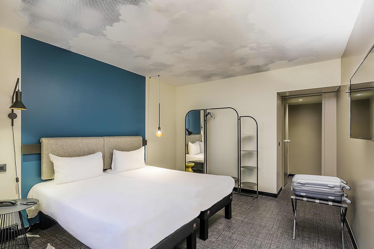 Standaard Twin kamer (Renovated, 2 Twins beds sweet bed) | 1 slaapkamer, een bureau, een laptopwerkplek, verduisterende gordijnen