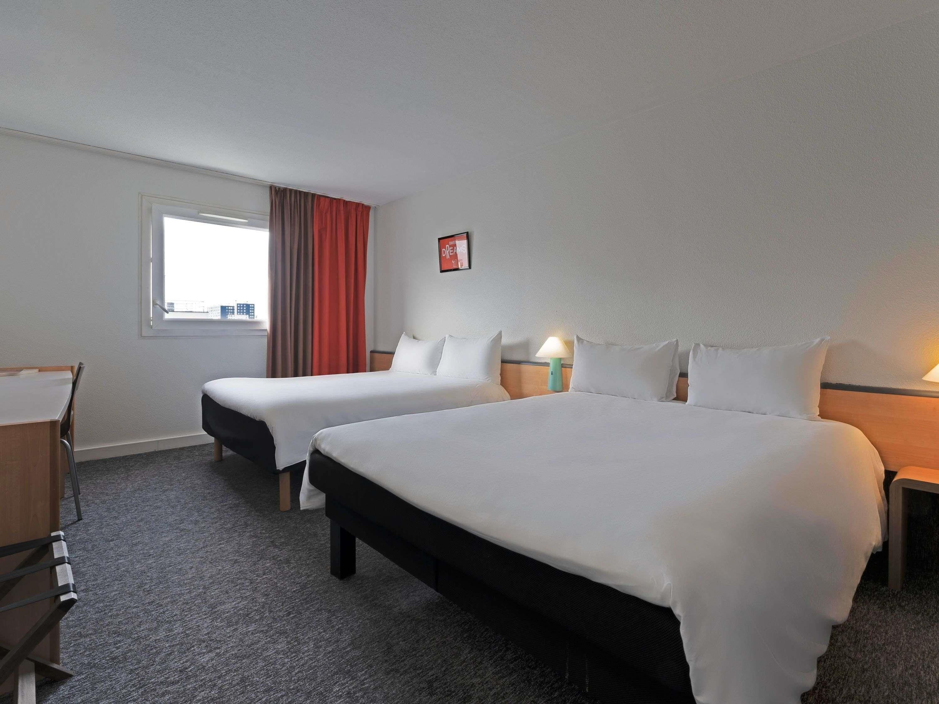 Standard dubbelrum - flera sängar | Sängtillbehör av högsta kvalitet och värdeförvaringsskåp på rummet