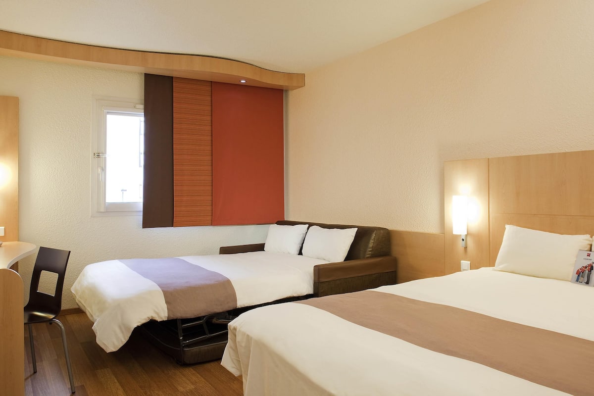 Premium bedding, in-room safe, desk, soundproofing