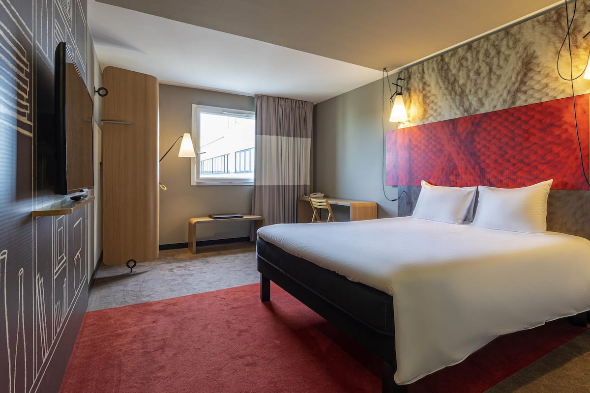Premium bedding, in-room safe, desk, soundproofing