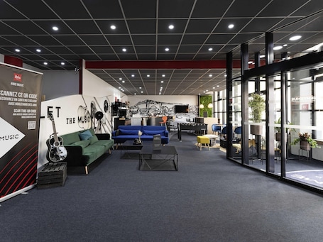 Exterior. ibis Paris Pantin Eglise