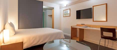 Hochwertige Bettwaren, Zimmersafe, Schreibtisch, schallisolierte Zimmer