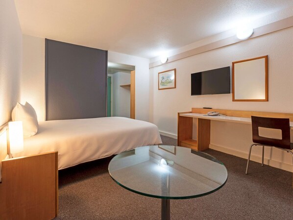 Premium bedding, in-room safe, desk, soundproofing
