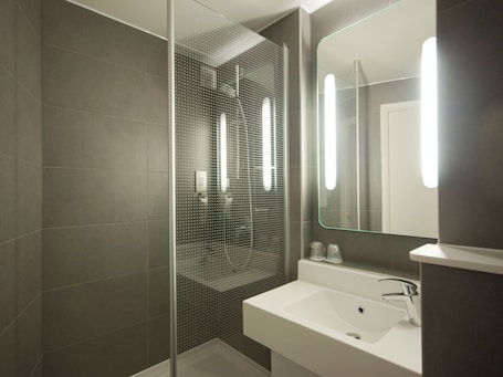 Shower, eco-friendly toiletries, hair dryer, towels. ibis London Thurrock M25