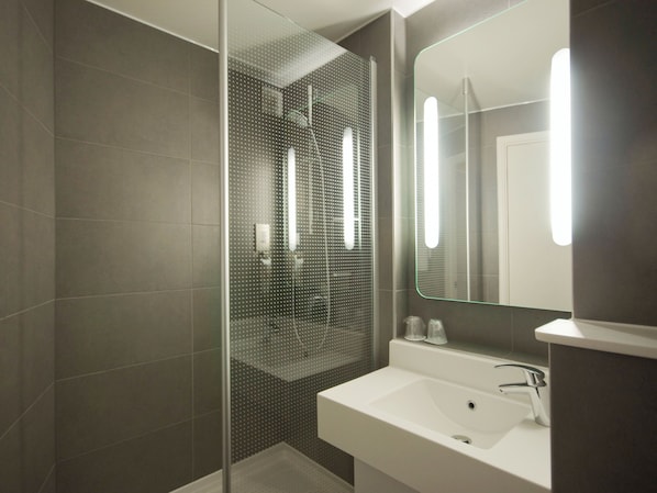 Shower, eco-friendly toiletries, hair dryer, towels - ibis London Thurrock M25 (Grays)